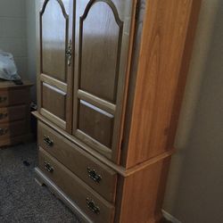 🌹SOLID WOOD ARMOIRES  DRESSER WITH  DRAWERS🌹