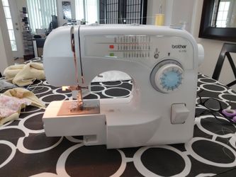 Brother sewing machine with 35 stiching patterns