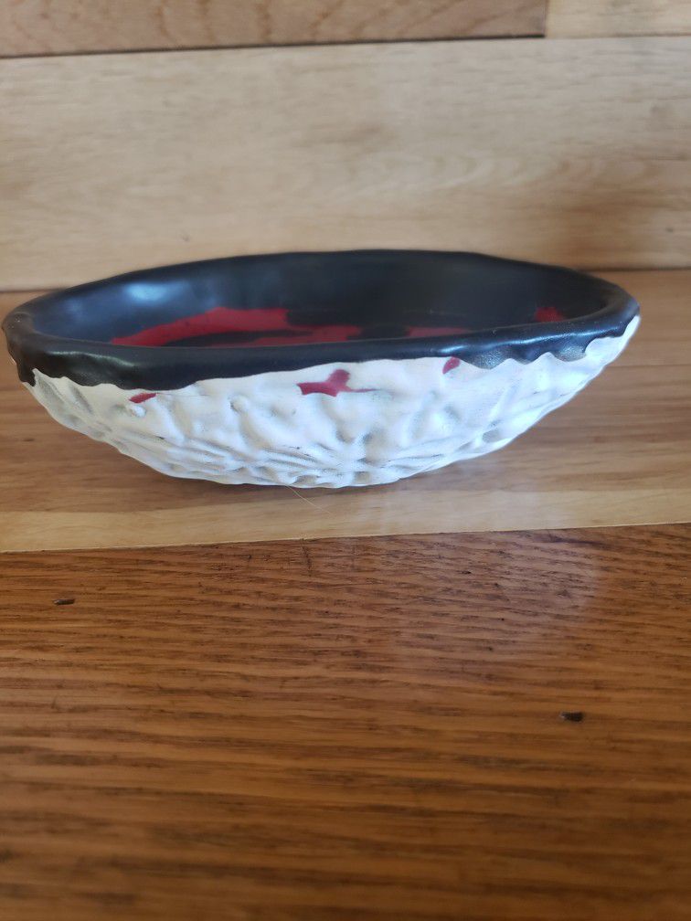Wheel thrown Glazed Stoneware bowl. Textured White Stoneware w Red Drippy Glaze on Inside. Fired to 1230°C in Electric Kiln.
Handmade New Zealand .