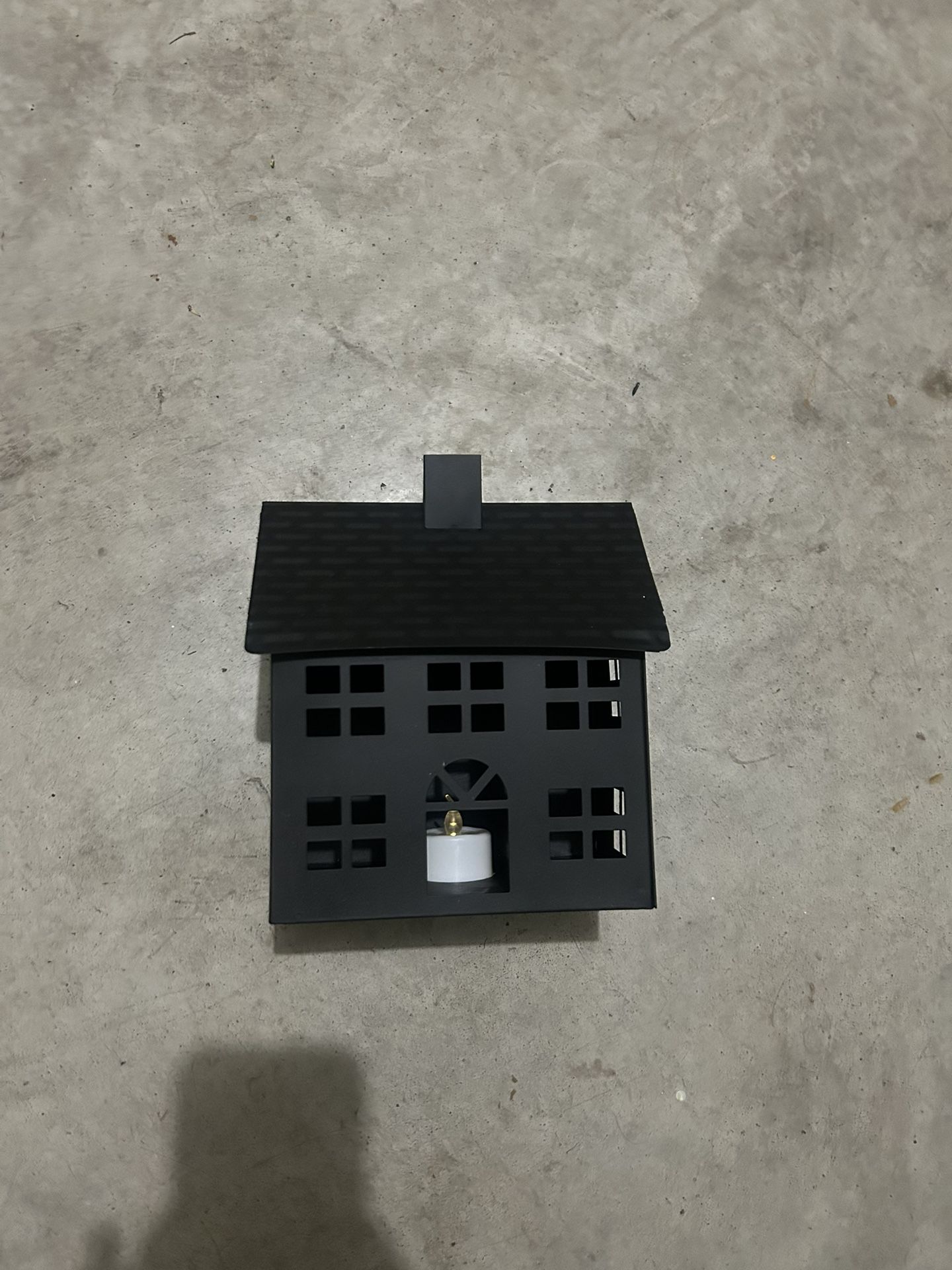 Metal decorative house - light battery powered
