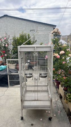 Big white parrot gage with  wheels good condition