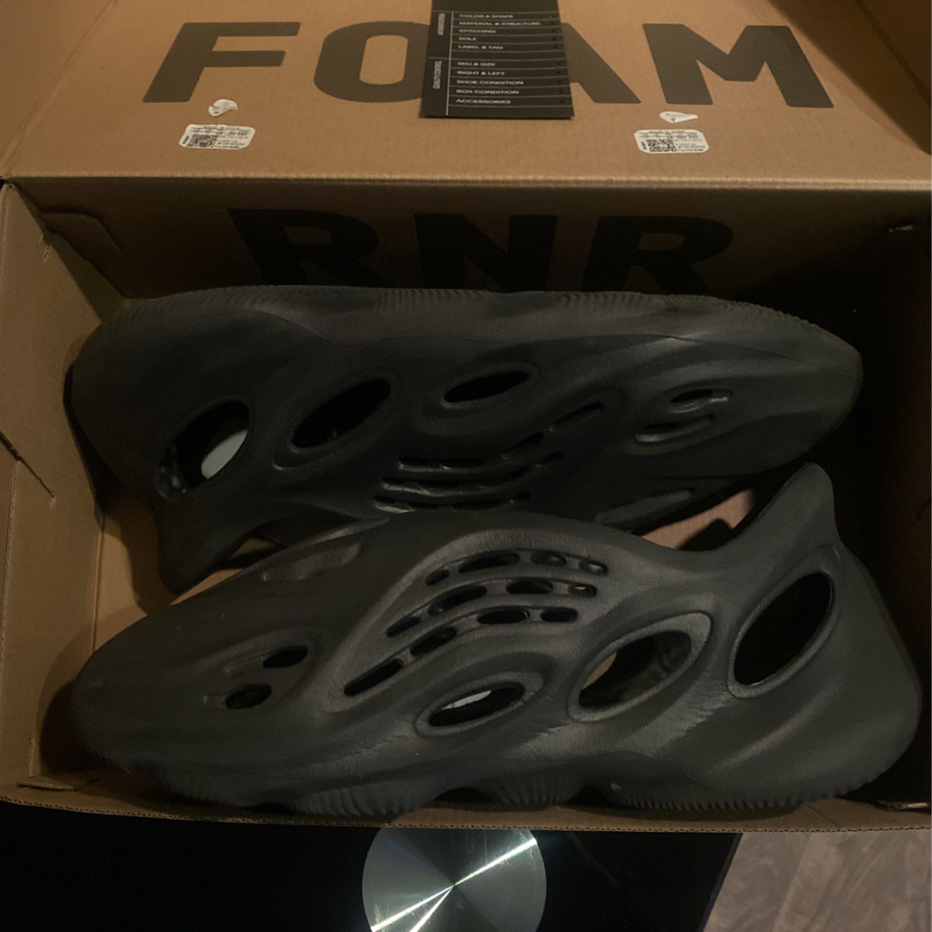 black foam runners 10/5 for Sale in Sacramento, CA - OfferUp
