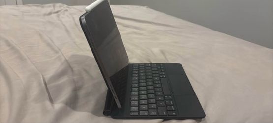 iPad AirM2 and Apple Magic Keyboard and Apple Pencil Pro
