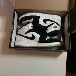 Air Jordan One Mid SE Size 7Y