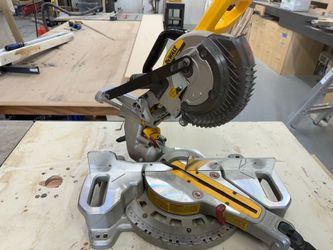 DEWALT 7.25” 20v SLIDING COMPOUND MITER SAW