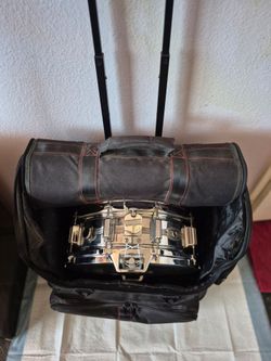 Vintage 1970's Roger's Dynosonic snare drum with rolling case