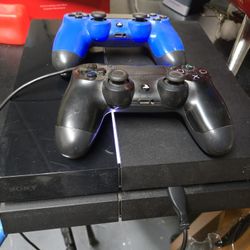 Playstation 4 Console w 2 Controllers