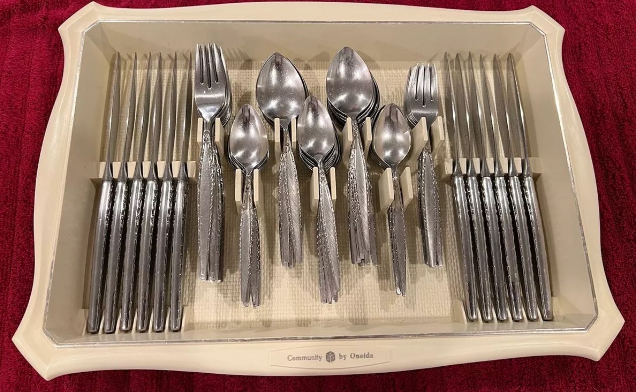 93 Pc Oneida Community VENETIA Stainless Flatware w/ Onieda CADDY 8-12 Place Set