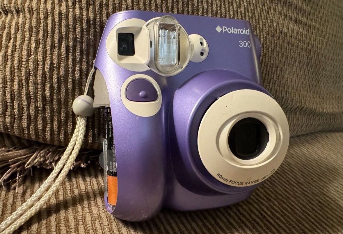 Polaroid 300 Instant Film Camera Purple - Works, the battery cover is missing but works well 