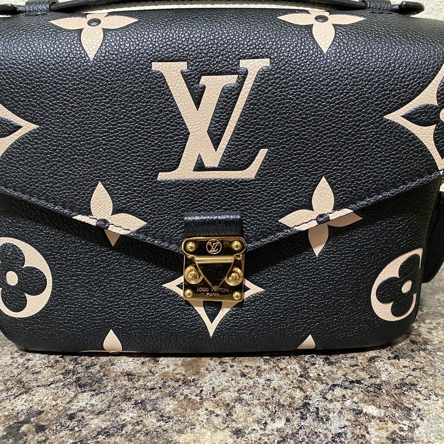 Louis Vuitton batignolles horizontal monogram shoulder bag tote for Sale in  Katy, TX - OfferUp