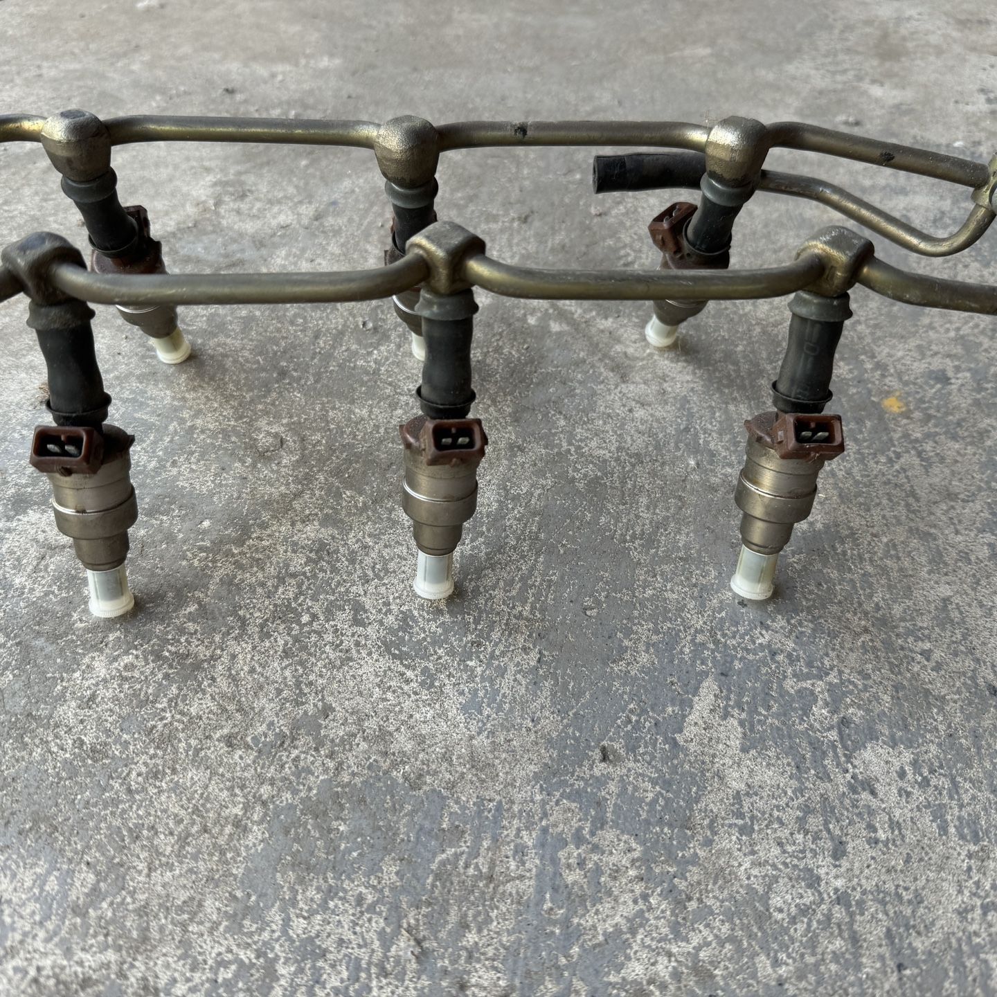 Fuel Rail And Injectors Z31 300 Zx Turbo for Sale in San Diego, CA