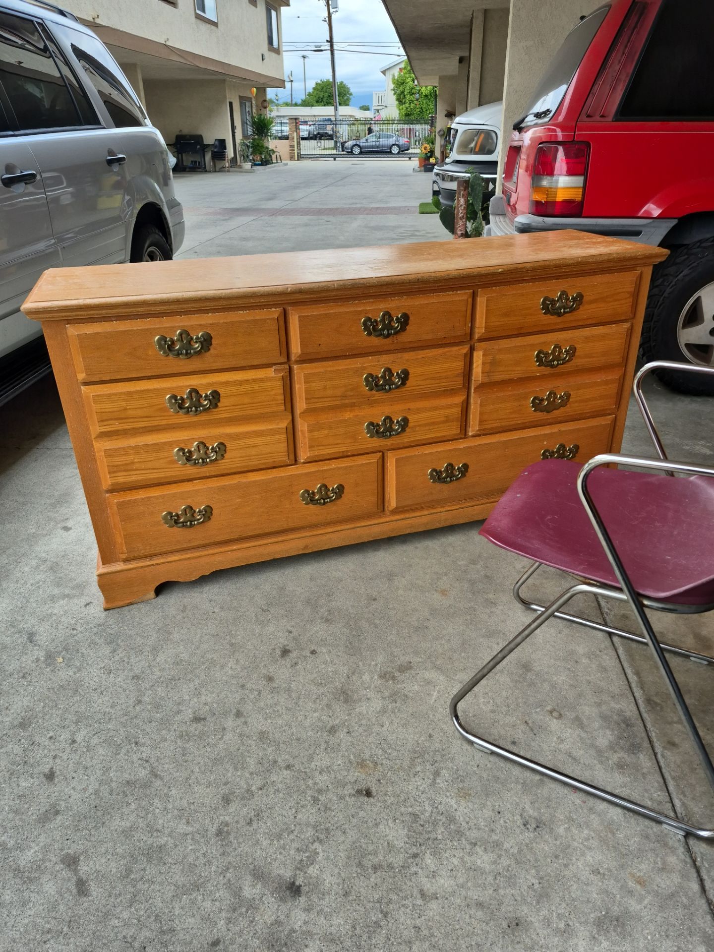 Big dresser for Twenty dollars need to be fixed