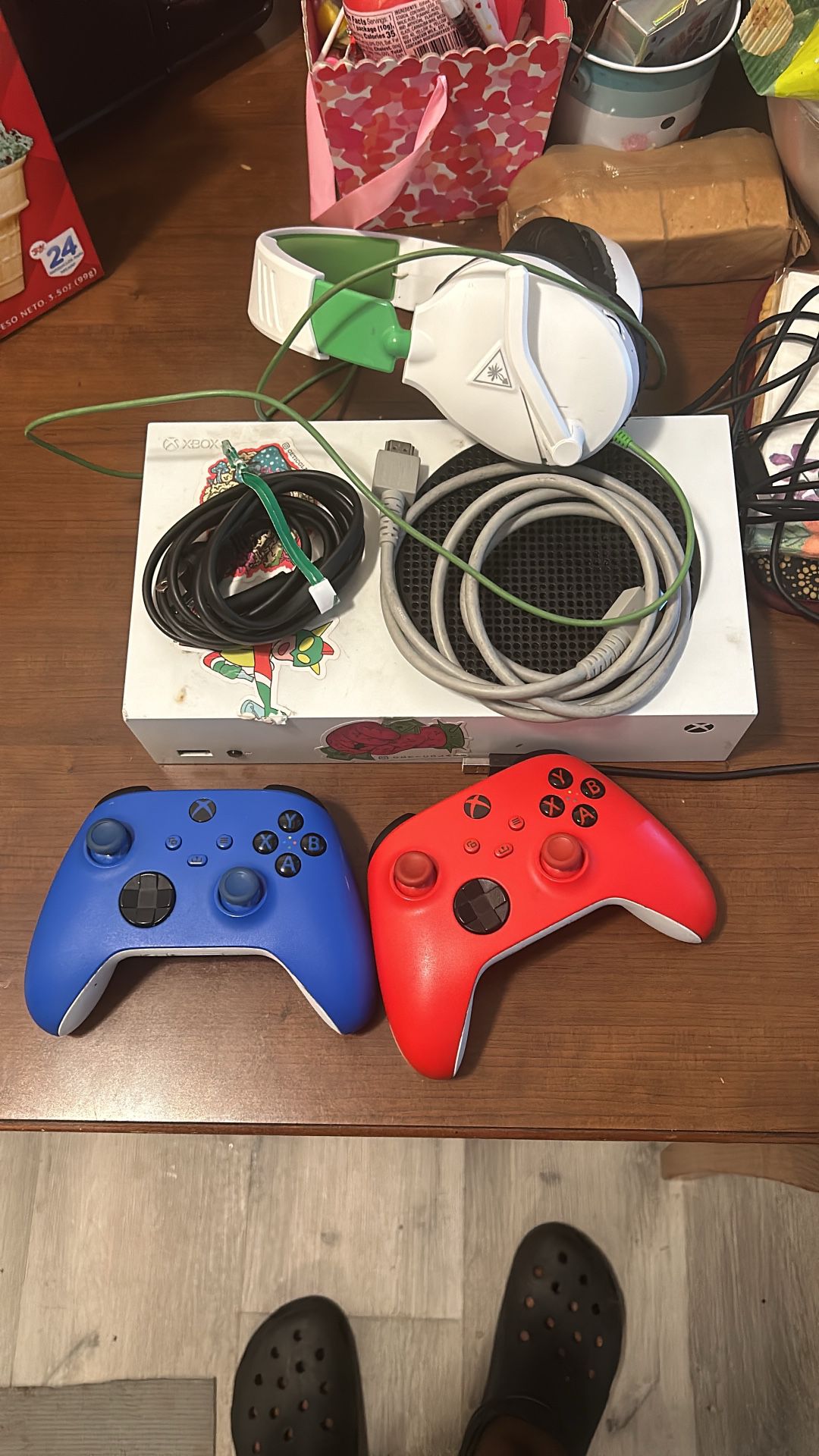 XBOX SERIES S WITH 2 CONTROLLERS AND TURTLE BEACH RECON HEADSET