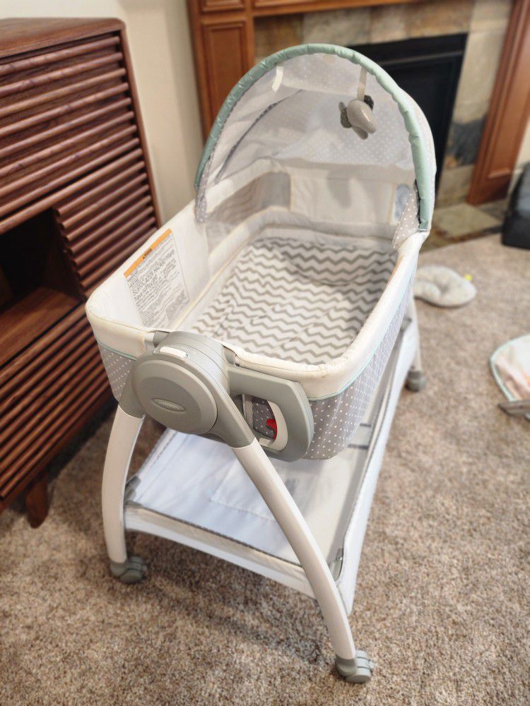Graco Bassinet and changing table with storage