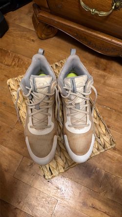 Under Armour Command white and beige/tan
