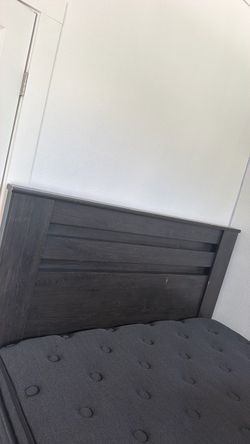Queen bedframe