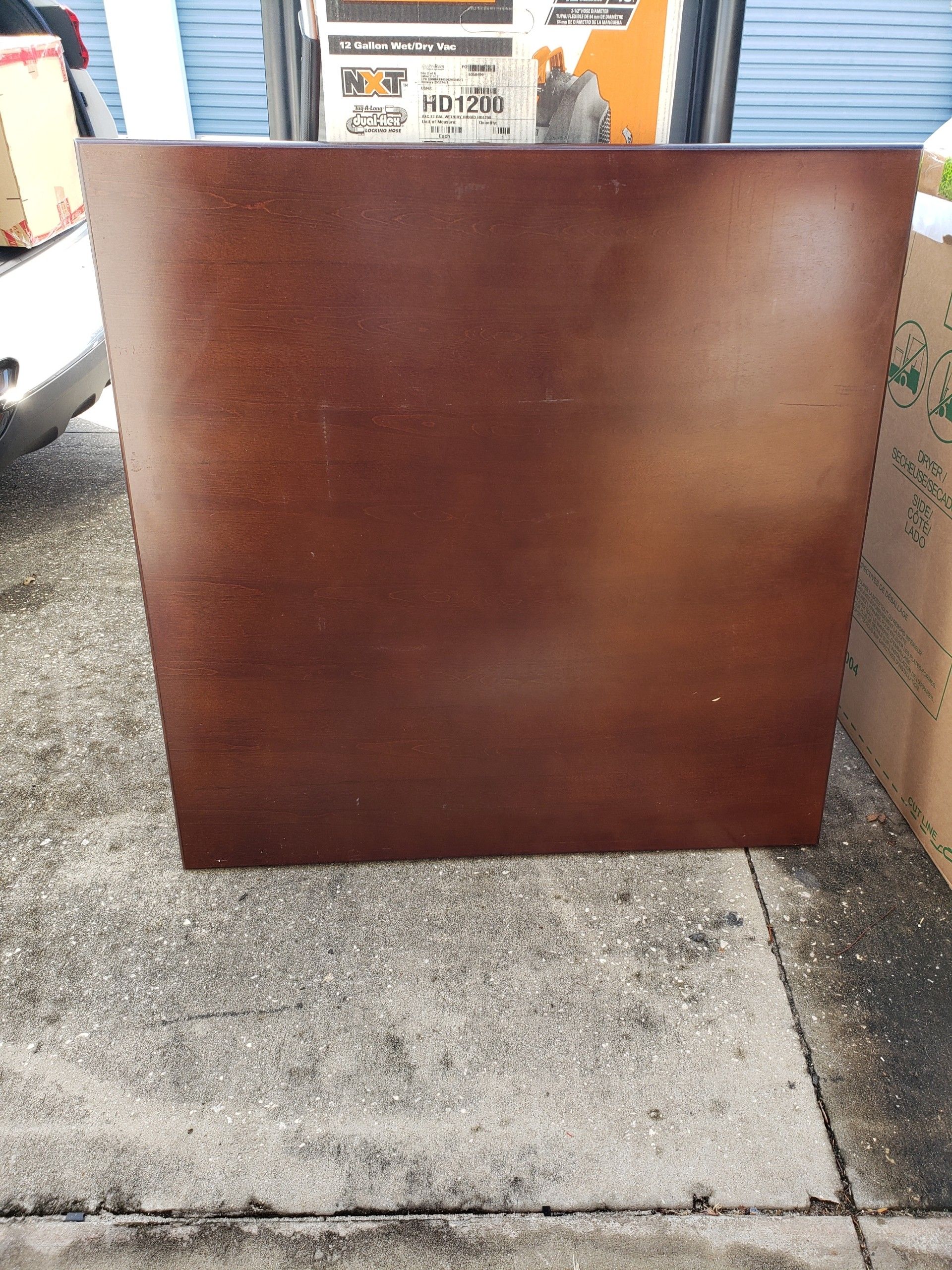 Dinner table and 4 chair used good condition