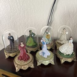 These are limited edition Gone with the Wind figurines, primarily featuring the character Scarlett O'Hara, produced by Franklin Mint.  The collection 