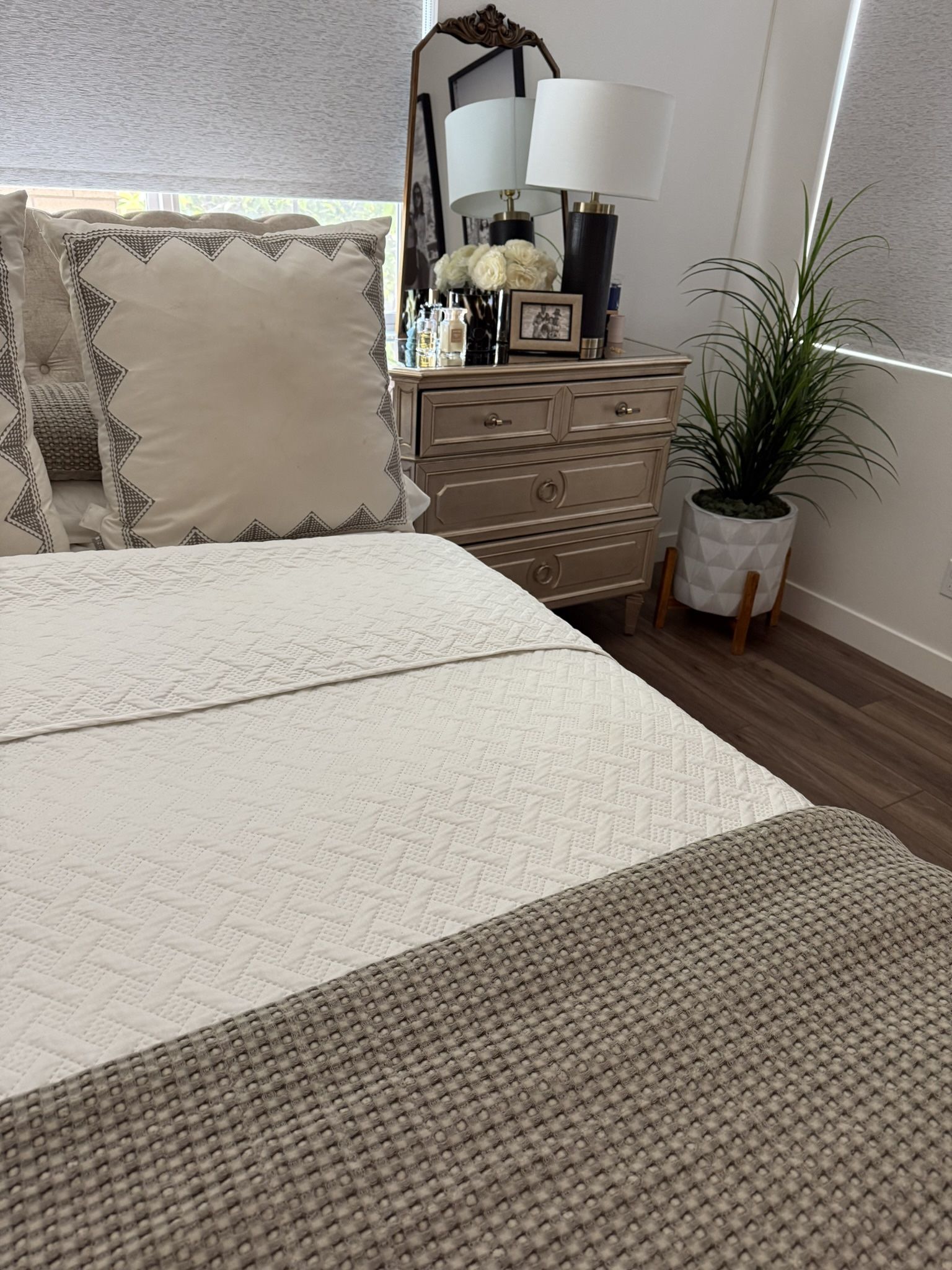 Zgallerie Cal King Bedroom Set With Two Nightstand Chests