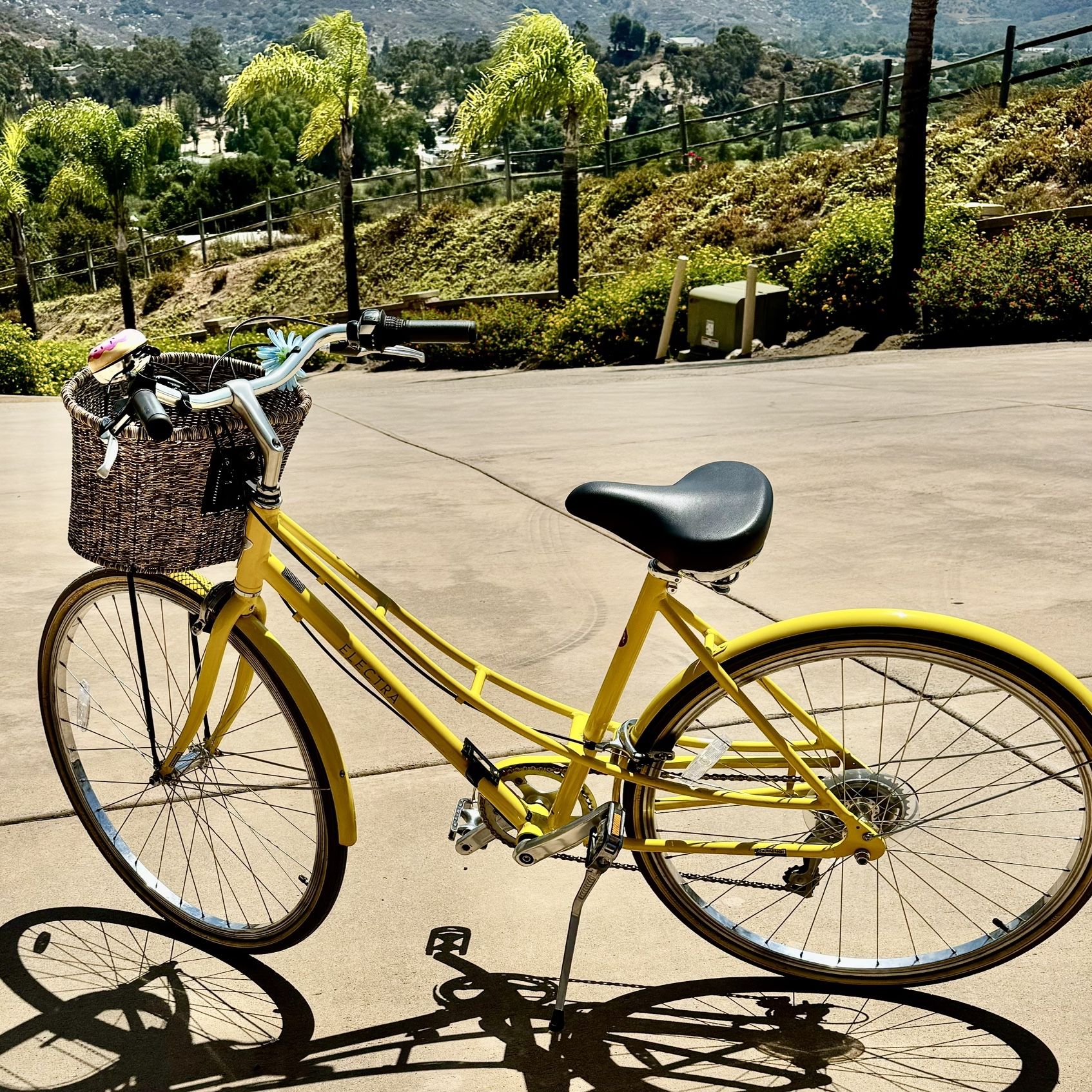 womens bicycle yellow Kent 26" Margaritaville 3-Speed Cruiser Bike, 23.62(in) Assembled Height Schwinn Perla Women's Cruiser Bicycle