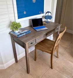 Wood computer desk - very good condition