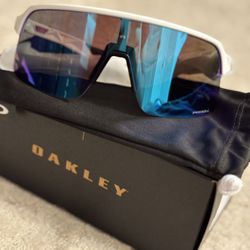 Blue/white Oakley Glasses
