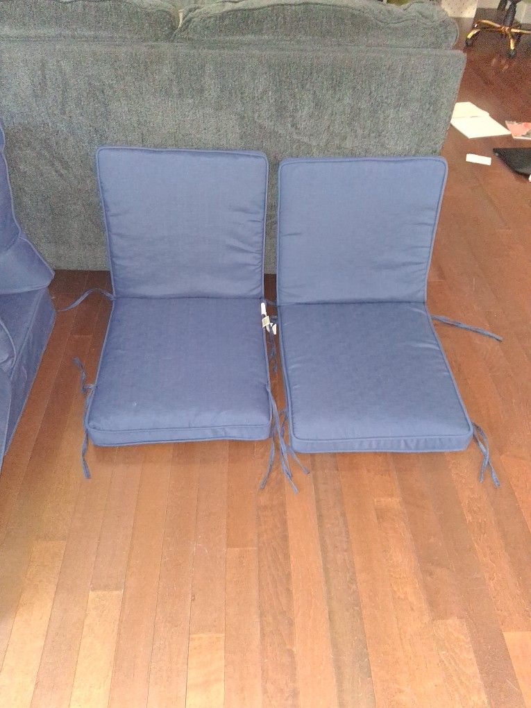 4 PIECES OF PATIO FURNITURE CUSHIONS BRAND NEW
