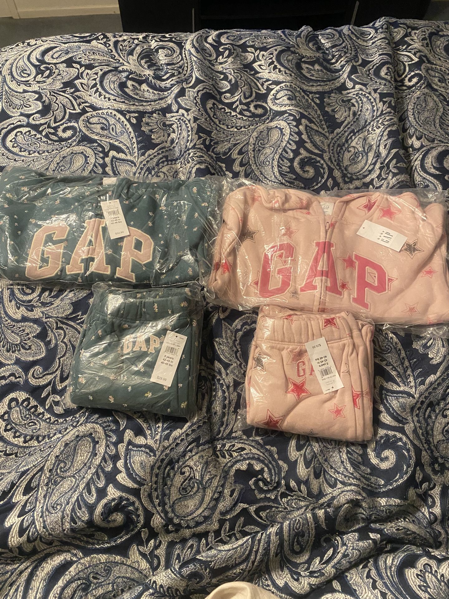 Kids Gap Sweatsuits Size 5 (NWT)
