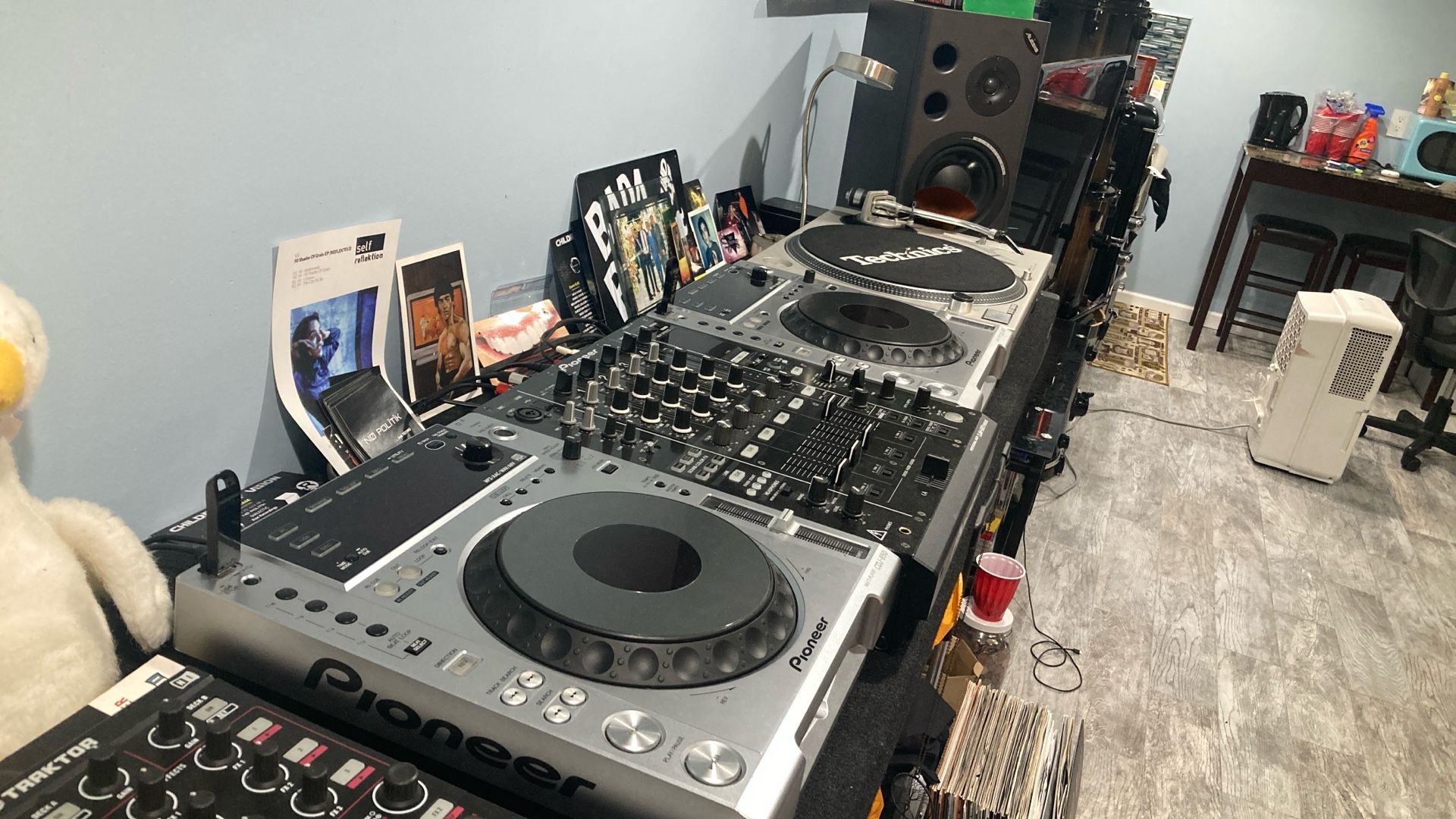Dj System 3 Decks And A Mixer