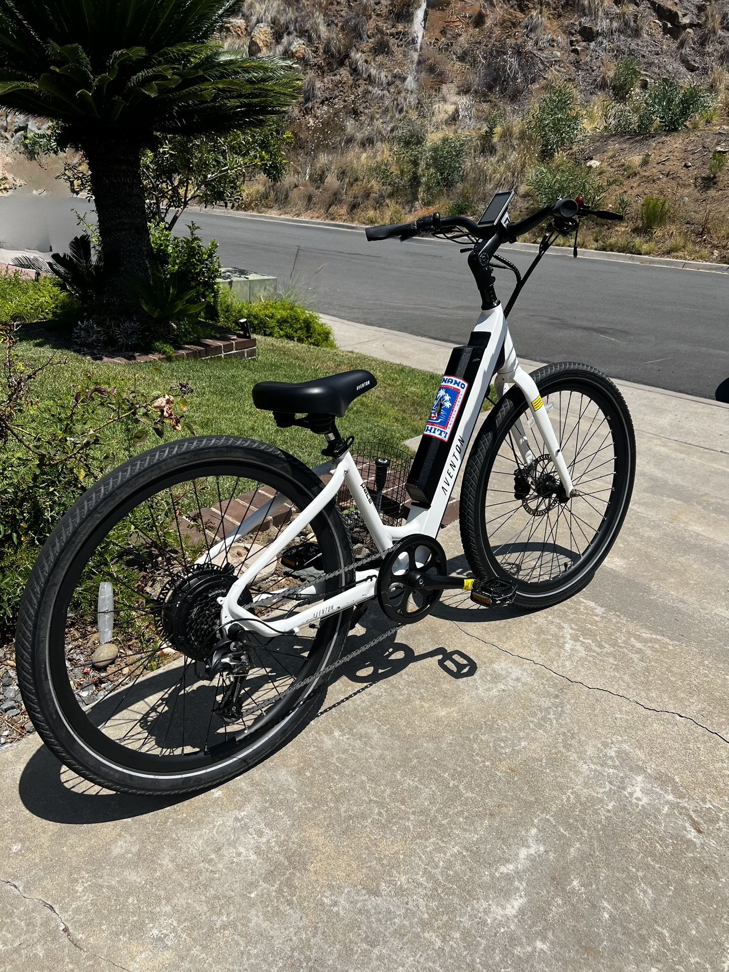 Aventon E-bike / Cruiser (Electric Bike) (No Trades)