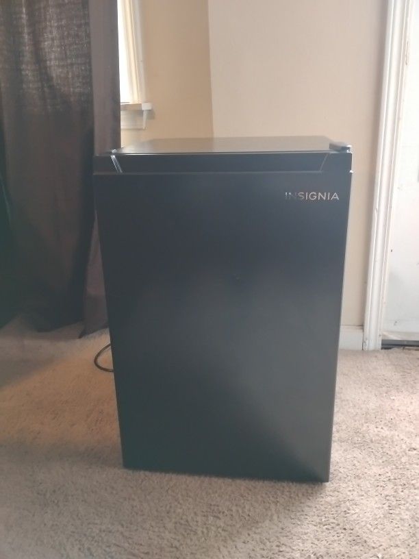 Insignia 2.5 Cu. Ft. Mini Fridge 