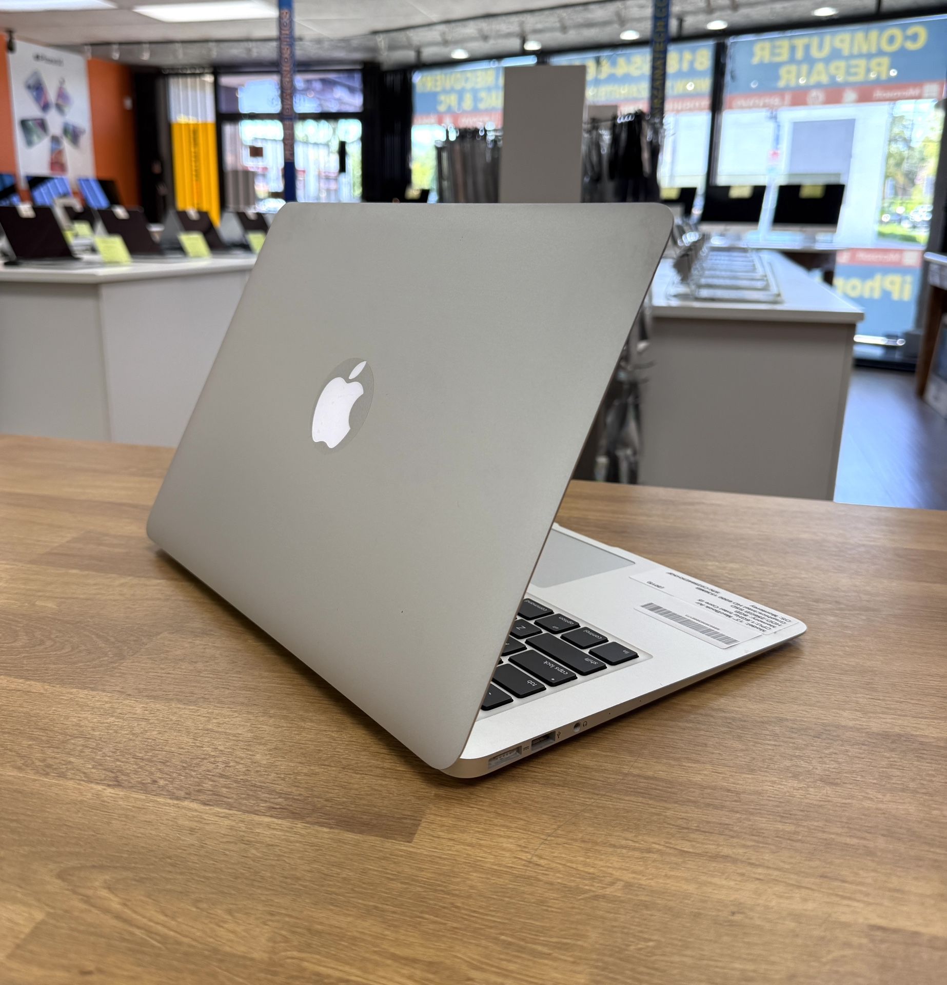 13 MacBook Air*256GB SSD*8GB RAM*1.6Ghz Intel Core i5