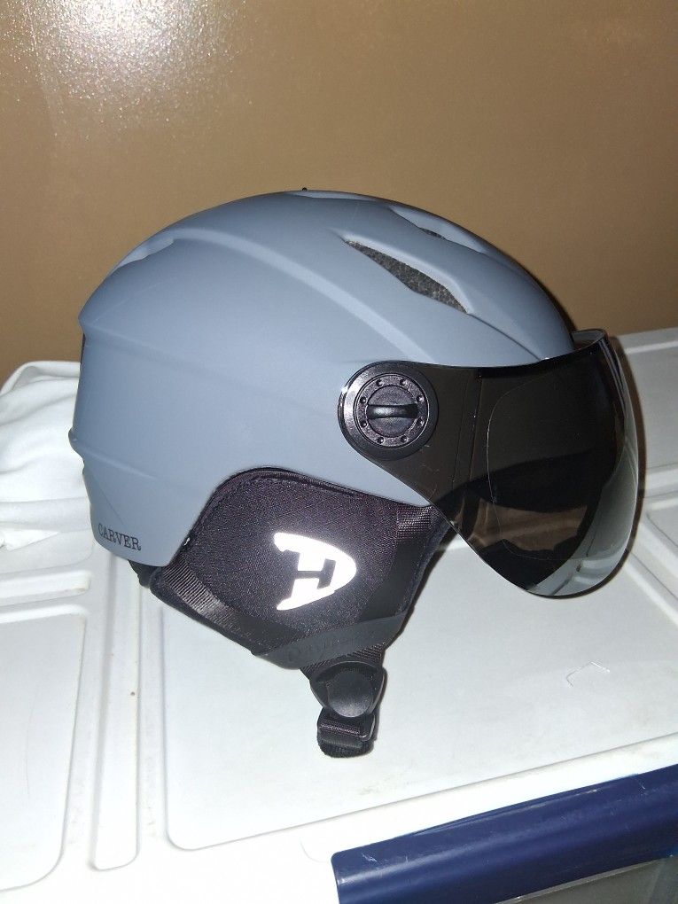 SKI/SNOWBOARD HELMET (Size Medium)