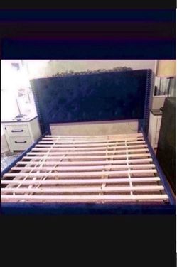 Cama tamaΓ±o cal king en buenas condiciones color azul $400 de la mueblerΓa U.S.