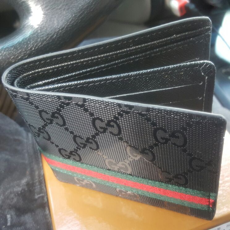 Gucci Wallet , Gold Bees Men's for Sale in Bowling Green, NY - OfferUp