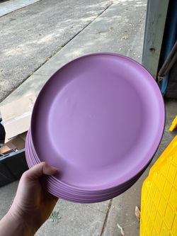 Set of 8 plastic dinner plates