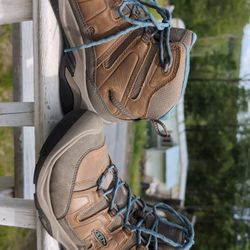 Woman's Keens Hiking Shoe