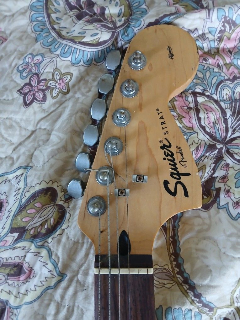 Guitarra  Marca  Squier Fender