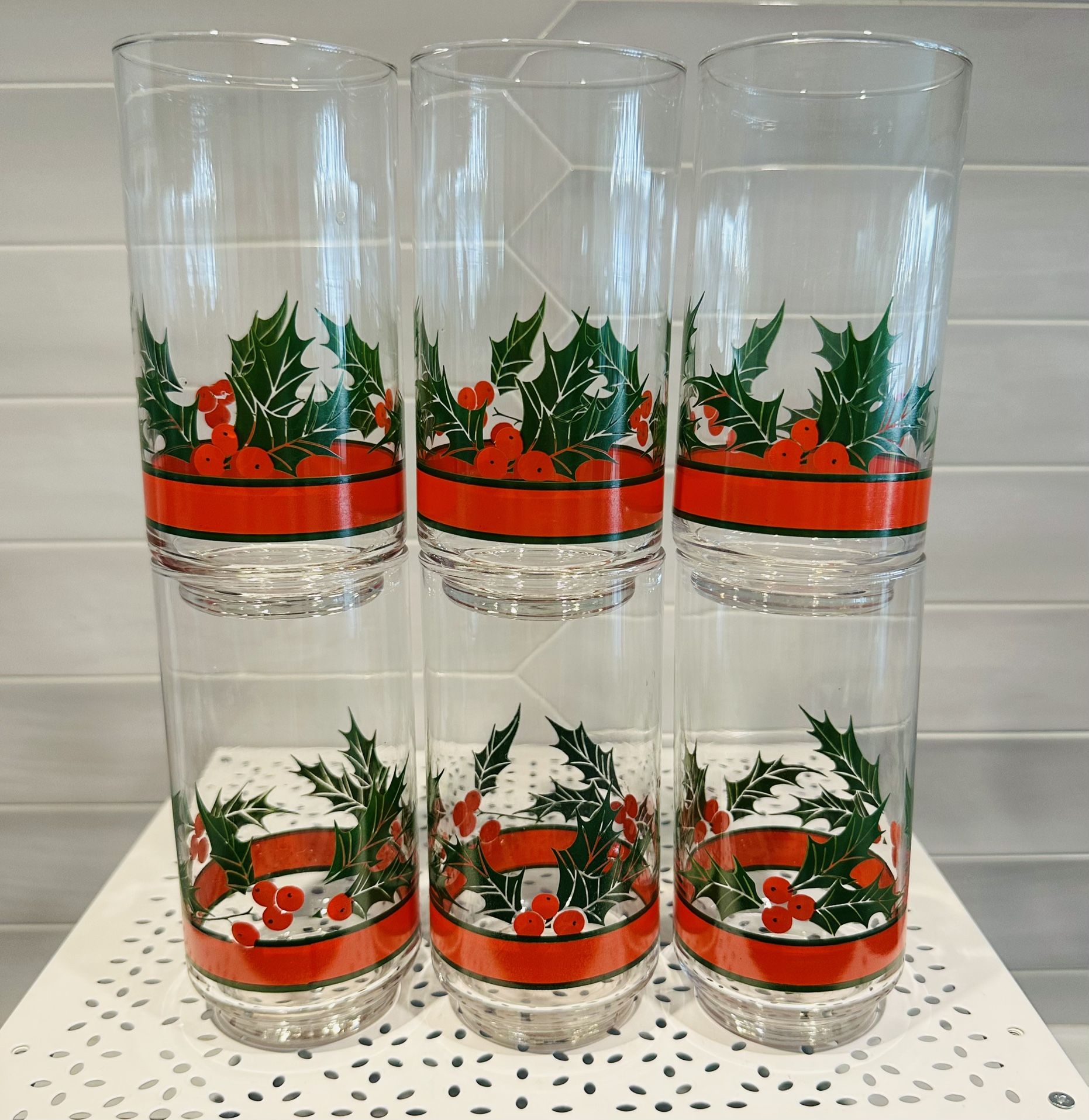 Set of 6 vintage Libbey holly and berry Christmas glasses .  16 oz, 5 5/8” tall. Bright and shiny. Great cond.  