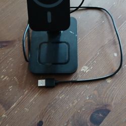 Magnetic Multiple Charging Station