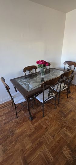 Dinning room table and chairs