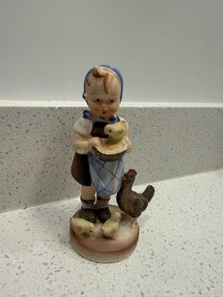 Goebel M.I. Hummel Figurine 'Feeding Time' Girl Feeding Chickens