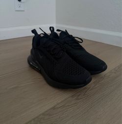 NIKE 270s