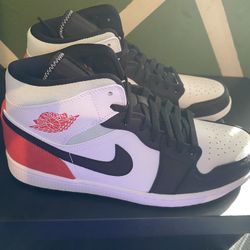 Jordan 1 Mid Se Red black toe Size 11
