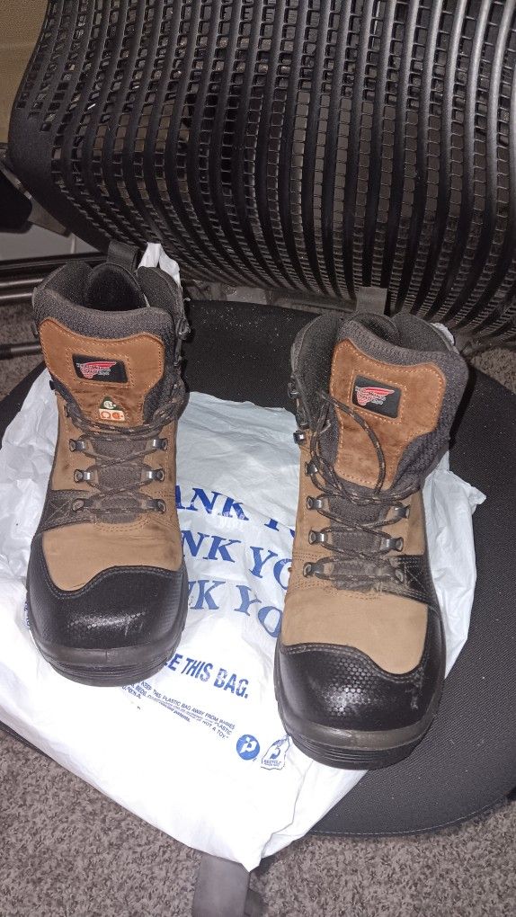 RED WINGS STEEL TOE BOOTS SIZE 9, Waterproof