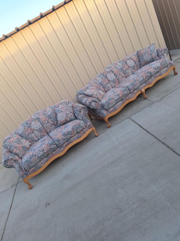 Antique SofaLoveseat In Great Condition
