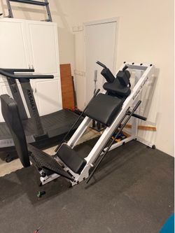 Body Solid leg press/hack squat machine (GLPH1100B)