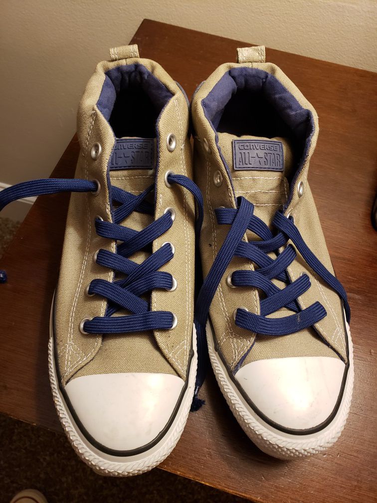 Size 8 Converse sneakers