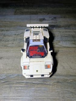 the white LEGO Speed Champions Lamborghini Countach