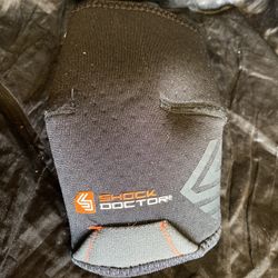 SHOCK DOCTOR 829  BLACK KNEE BRACE COMPRESSION SLEEVE